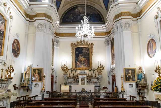 Altari nascosti, tele che si alzano, stanze sotterranee: San Giuseppe, la chiesa sorprendente